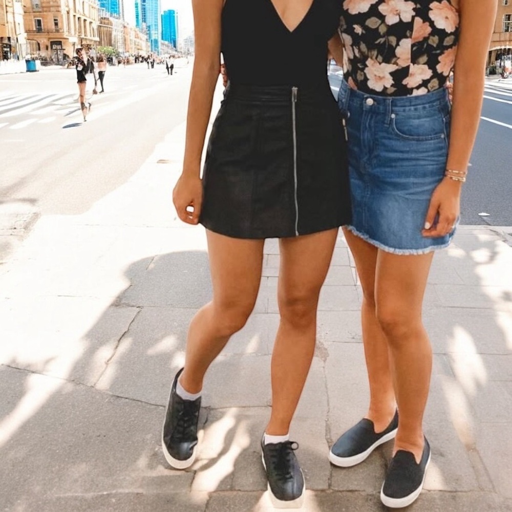 BERSHKA Black Pebble Vegan Leather Full Front Zip Mini Skirt 🔥- Size XS - EUC